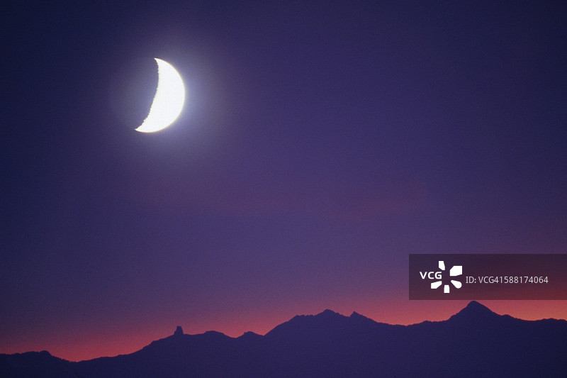 威尔逊峰上的月亮图片素材