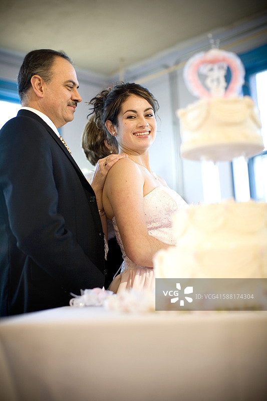 父女参加成人礼派对图片素材