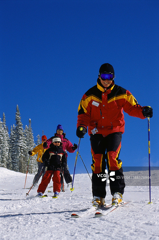 滑雪者家庭图片素材