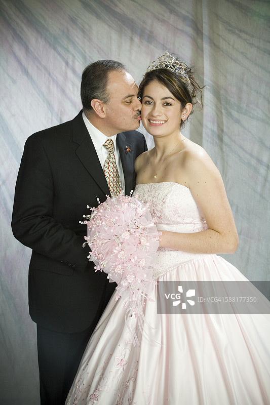 父女拍摄成人礼肖像图片素材