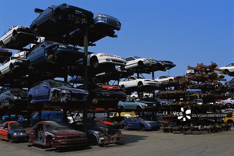 堆放在废品站的汽车图片素材