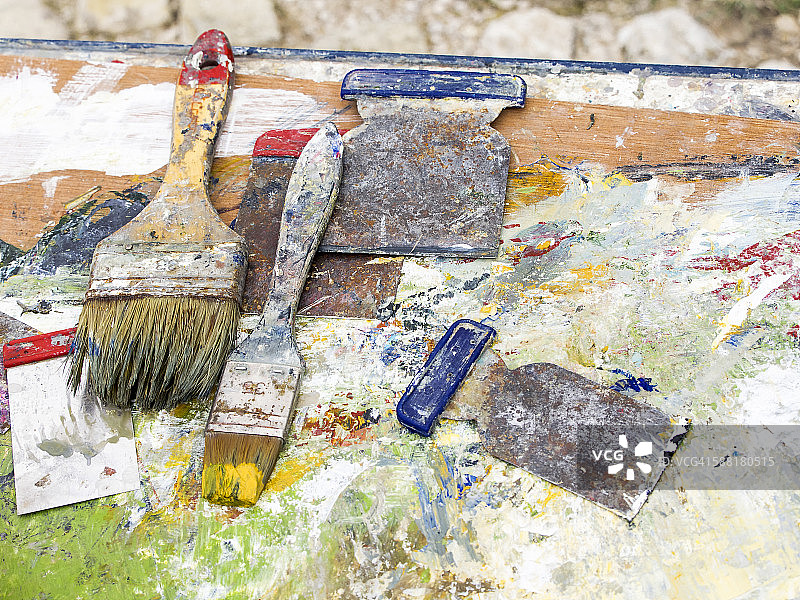 带有画笔和调色刀的调色板图片素材