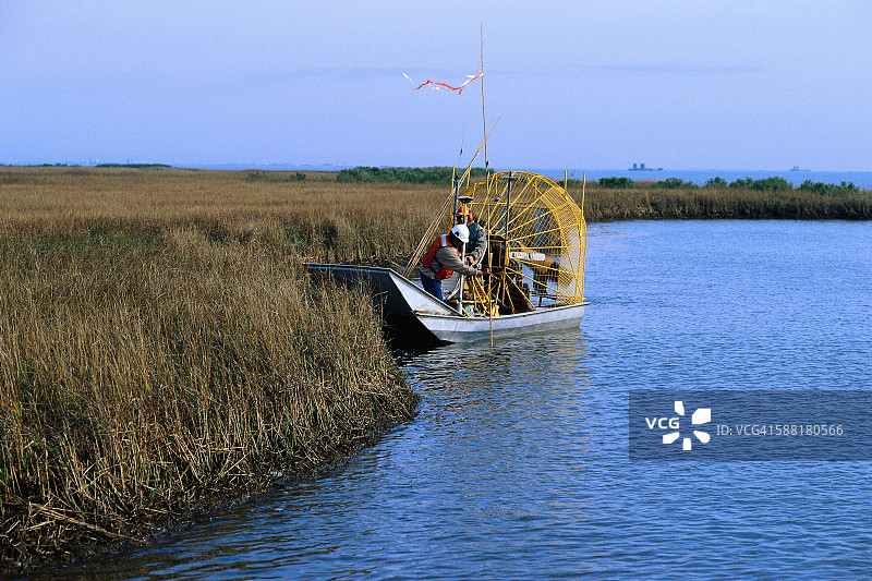 男人勘测油田钻探区图片素材