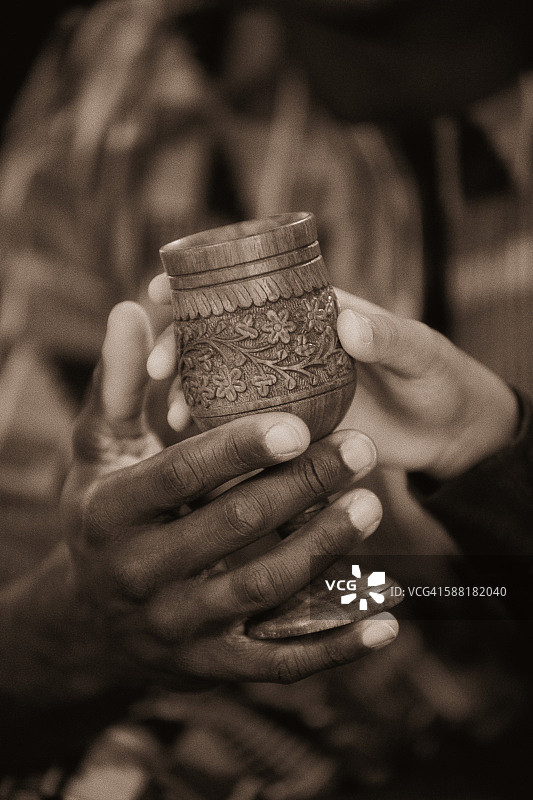 宽扎节期间传递团结杯图片素材