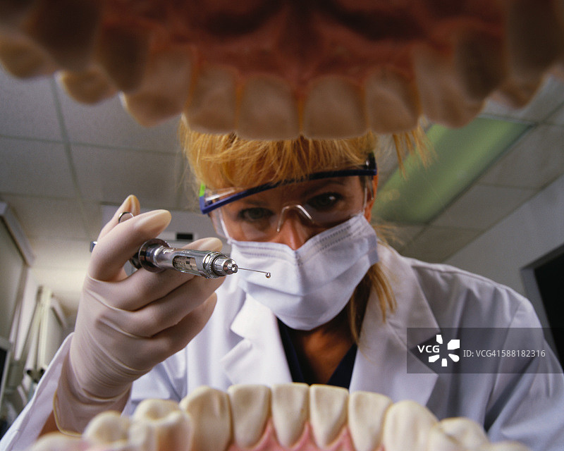 注射麻药的口腔视角图片素材