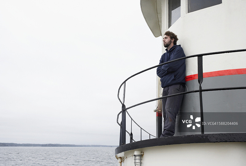 年轻男人在拖船上图片素材