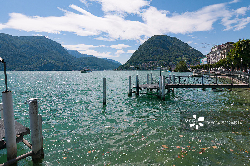 阳光明媚的卢加诺湖图片素材