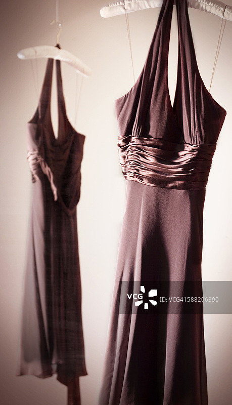 棕色连衣裙倒影图片素材