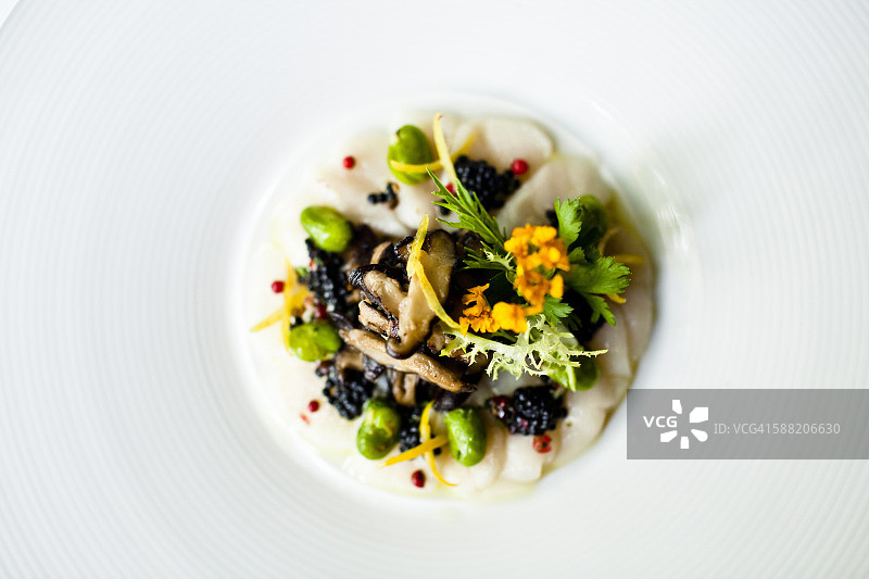 扇贝刺身配黑鱼子酱和绿豆图片素材