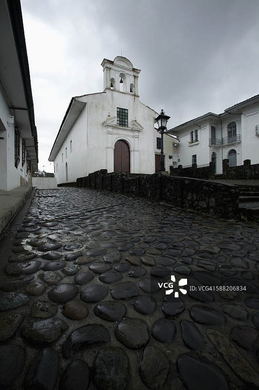 哥伦比亚波帕扬的白色教堂和石头路图片素材