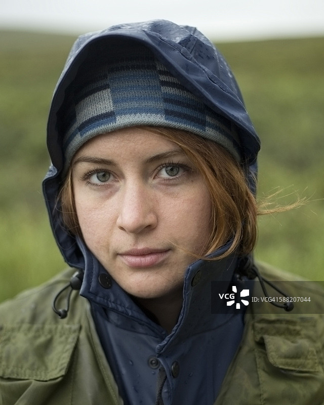 身穿雨具的年轻女子肖像图片素材