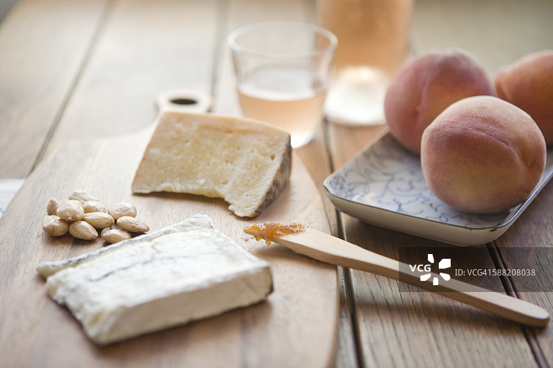 奶酪拼盘配桃子图片素材