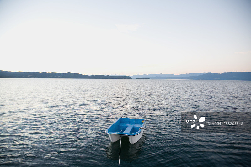 日出时湖上的小艇图片素材