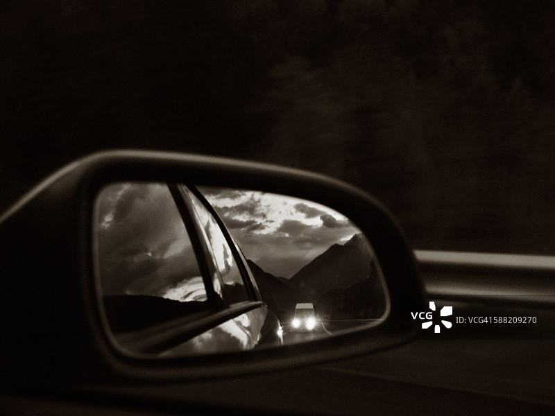 后视镜中的明亮光线图片素材
