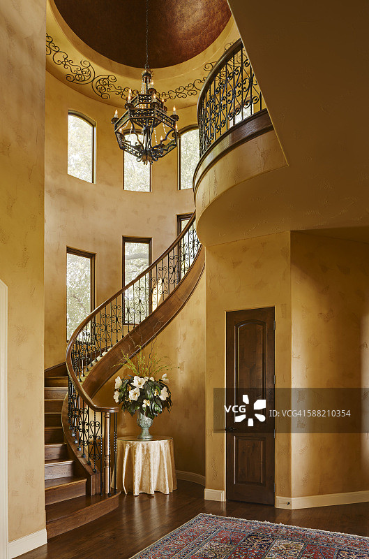 传统住宅中的螺旋楼梯图片素材