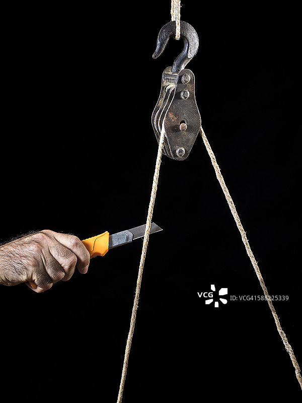 男人用手切割绳子图片素材