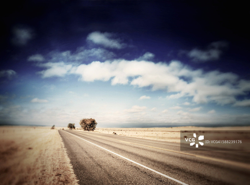 美国德克萨斯州的沙漠公路和景观图片素材