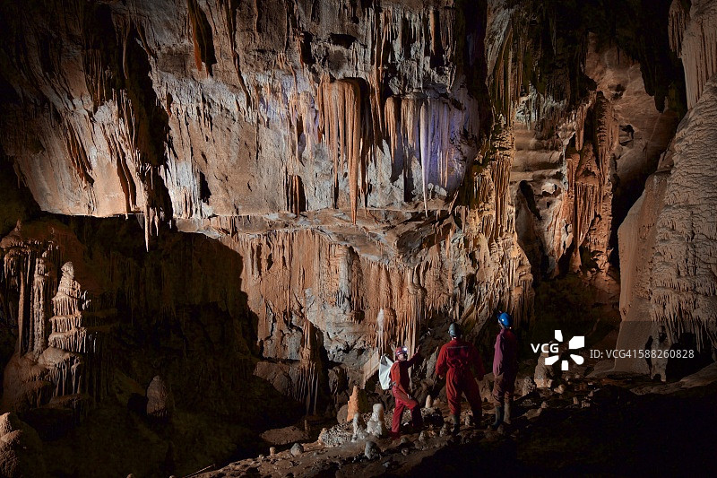 洞穴中的地质学家图片素材