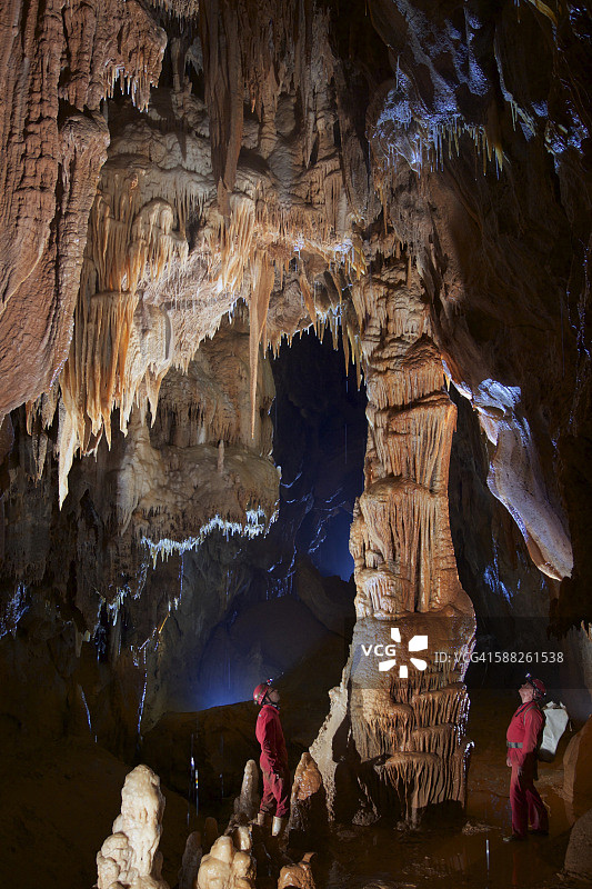 洞穴中的地质学家图片素材
