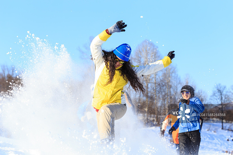 年轻女子在雪地里玩耍图片素材
