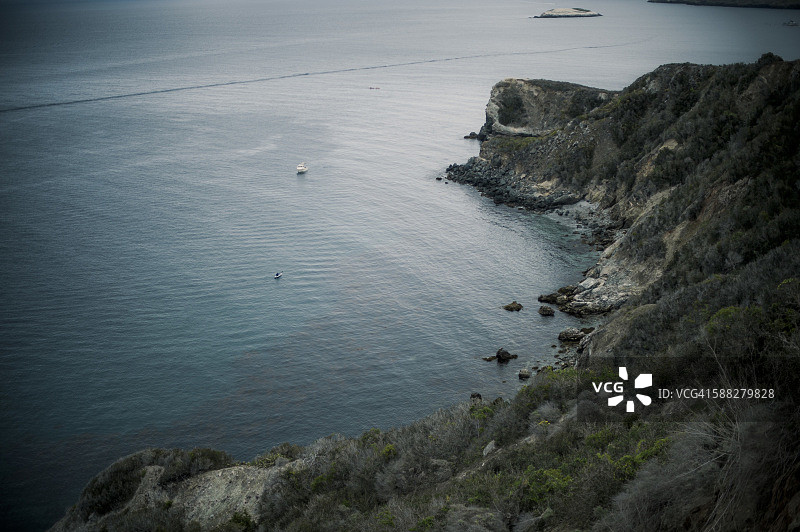 美国加利福尼亚州双子港海岸与悬崖高角度景观图片素材