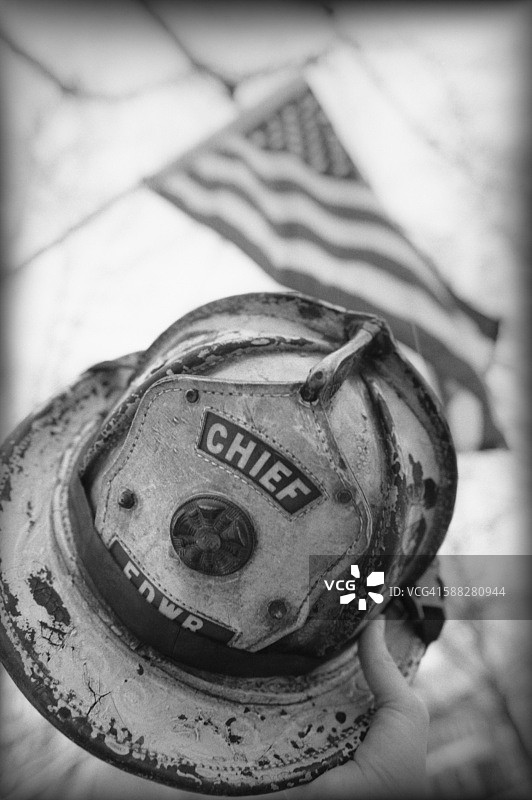 消防队长帽子和旗帜图片素材