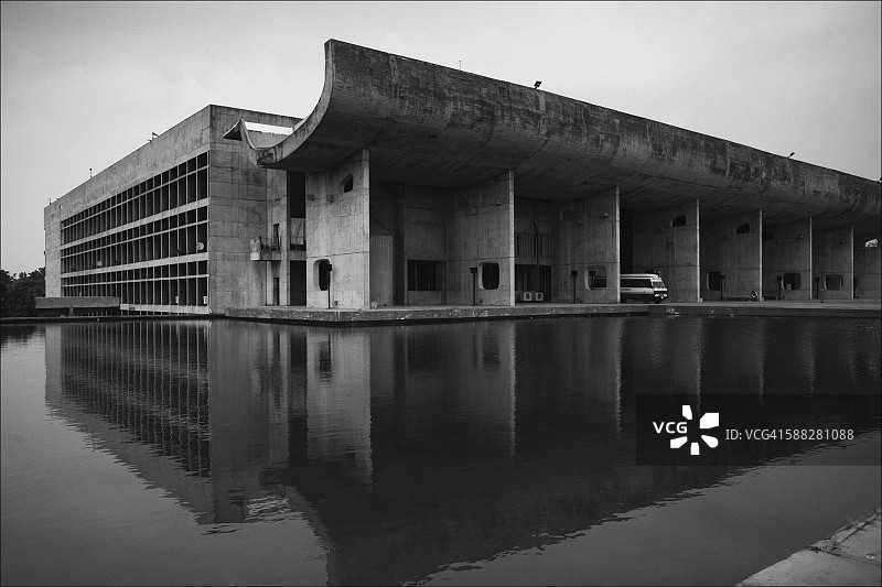 印度昌迪加尔议会大厦及倒影池图片素材