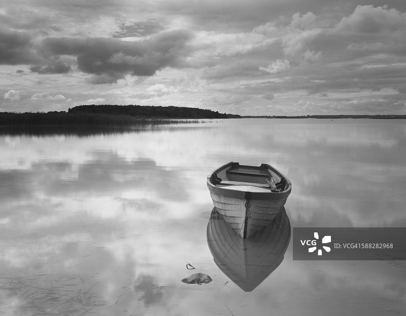 爱尔兰梅奥郡平静湖面上的船只图片素材