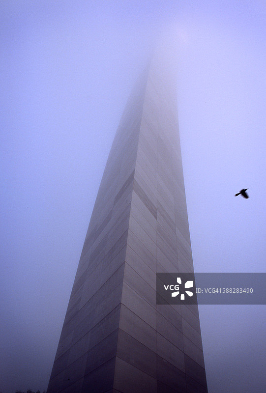 雾中的拱门，美国密苏里州圣路易斯图片素材