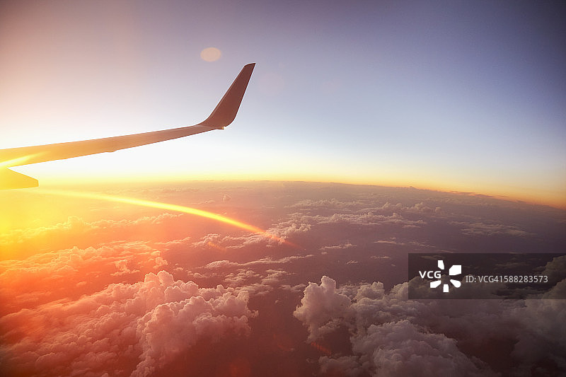 从飞机舷窗看到的日出图片素材