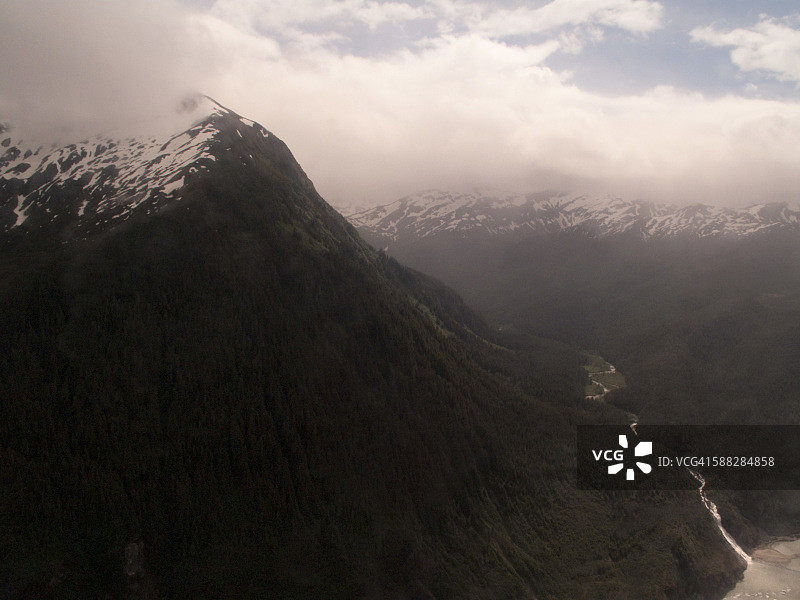 美国阿拉斯加朱诺河口上方的多云山峰图片素材