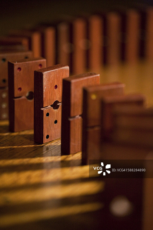 一排竖立的木制多米诺骨牌图片素材