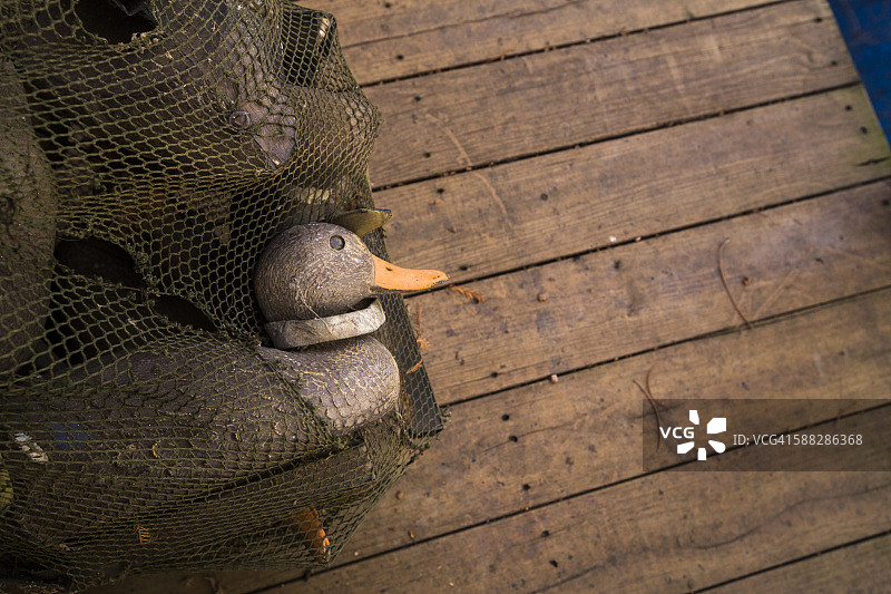 破旧网袋里的鸭子诱饵和其他狩猎设备图片素材