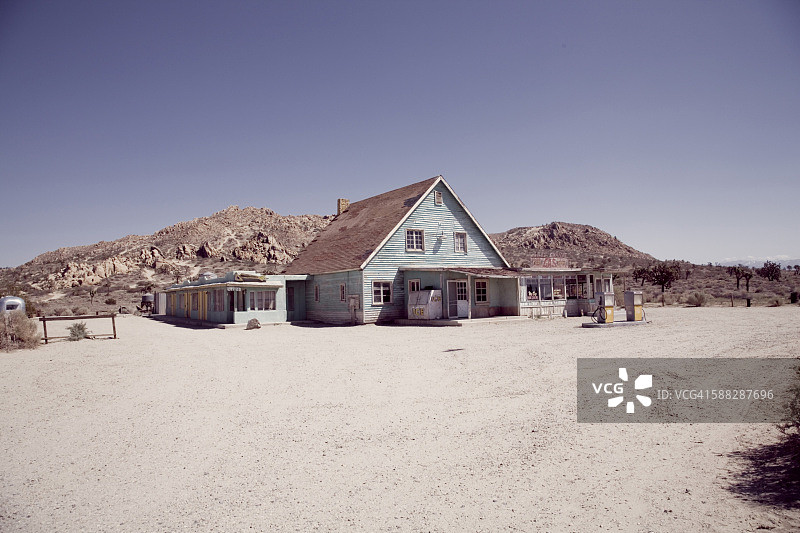 沙漠中破旧的汽车旅馆、餐厅和加油站图片素材