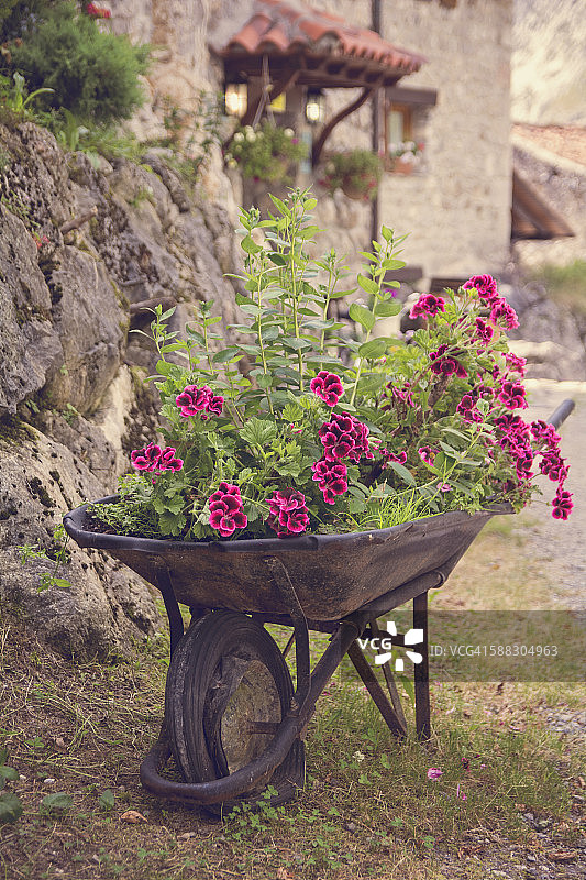 带独轮车的迷人角落图片素材