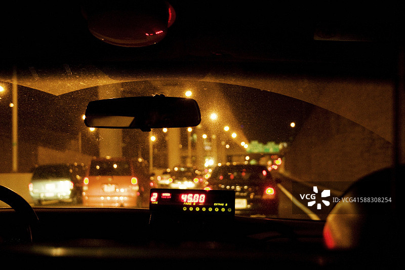 纽约出租车在高速公路上行驶的内部景象图片素材