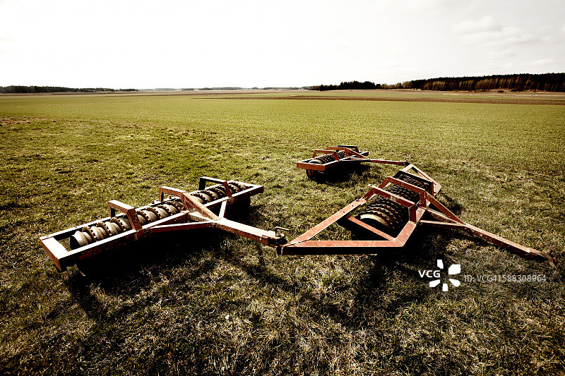 瑞典田野里的农用设备图片素材