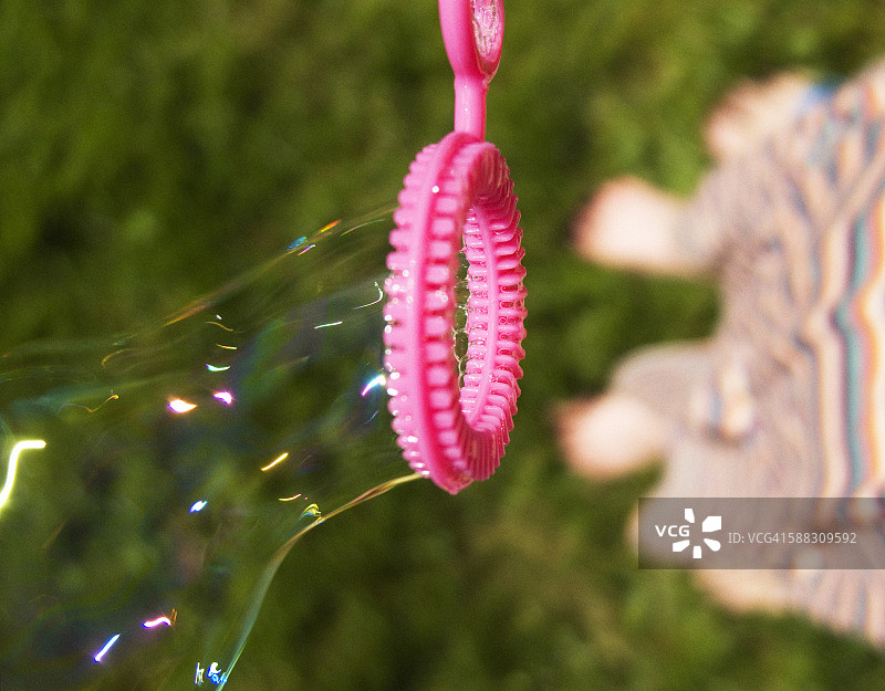 粉色泡泡棒吹出的肥皂泡图片素材