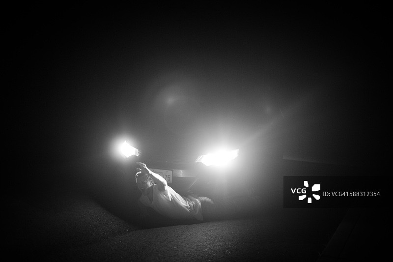 男子夜间被汽车撞倒图片素材
