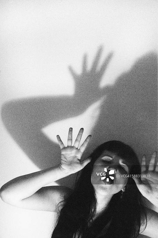 吐舌挑逗的长发年轻女子图片素材