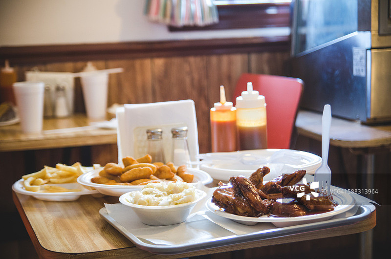 烤鸡、凉拌卷心菜和炸玉米球图片素材