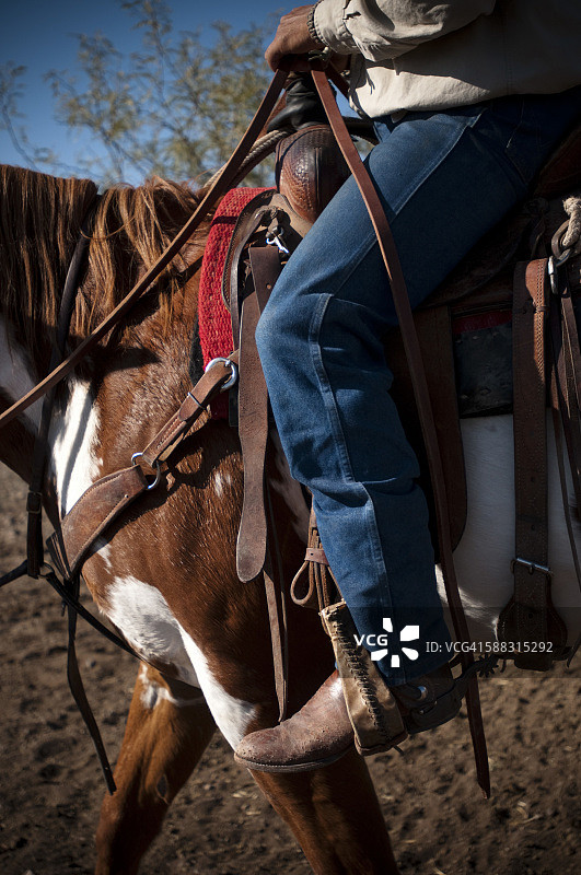 骑马的男人图片素材