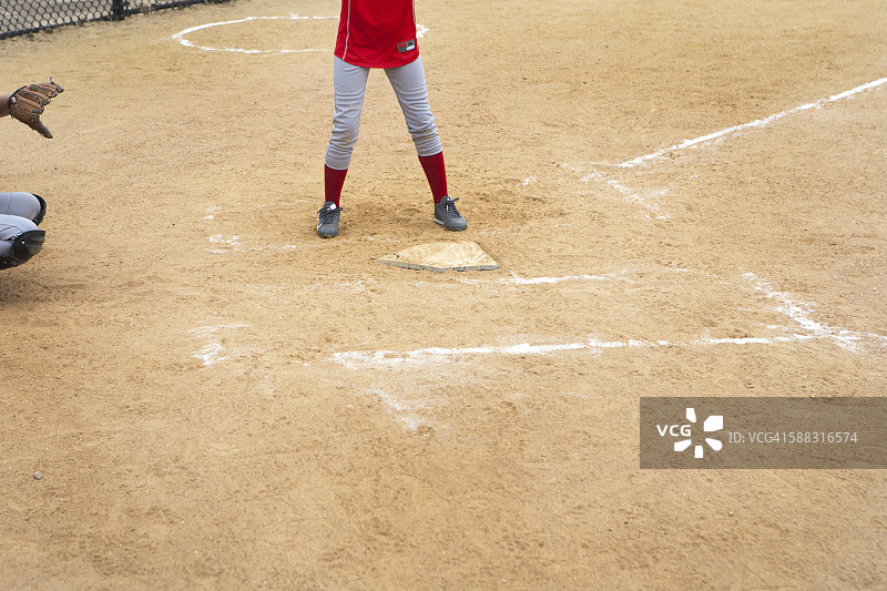 少女准备击球图片素材