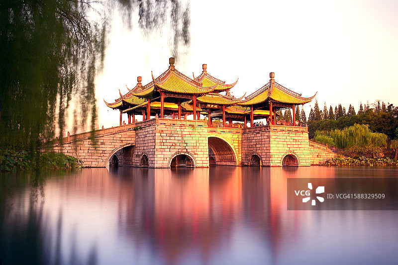 瘦西湖上的五亭桥图片素材