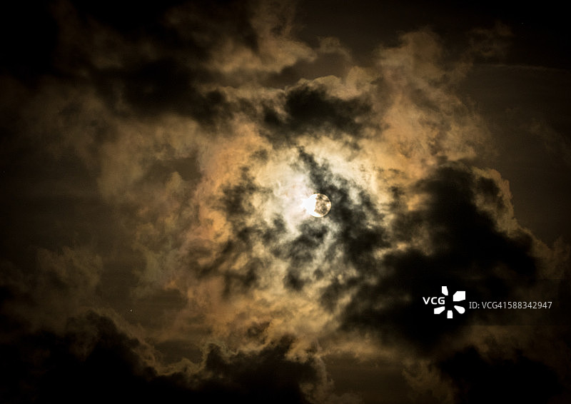 云层后的拉姆斯盖特月亮图片素材