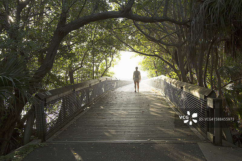 在自然公园里散步的女人图片素材
