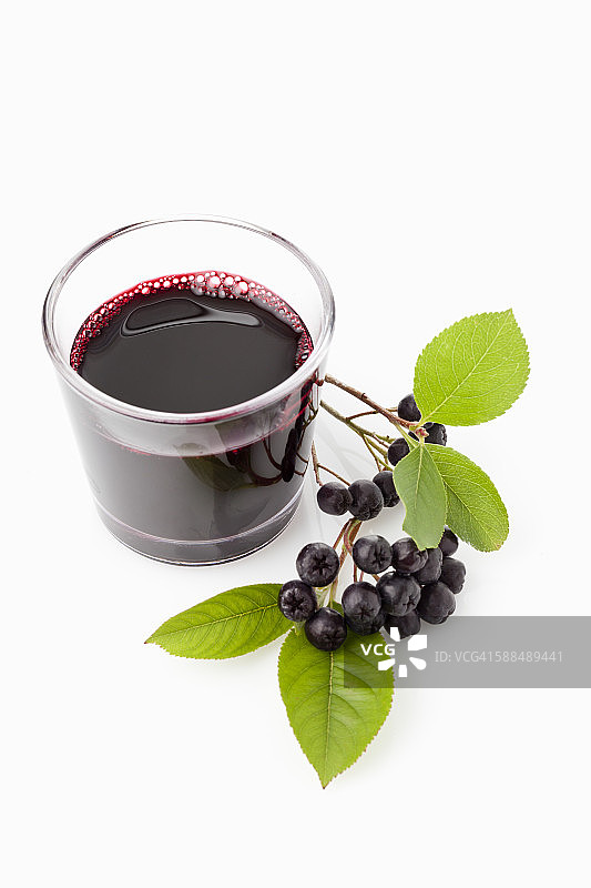 玻璃杯中的野樱莓汁，野樱莓图片素材