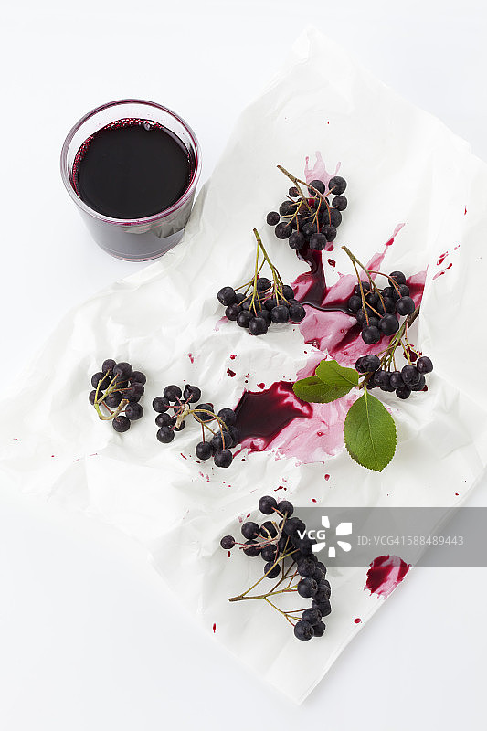 玻璃杯中的野樱莓汁，野樱莓图片素材