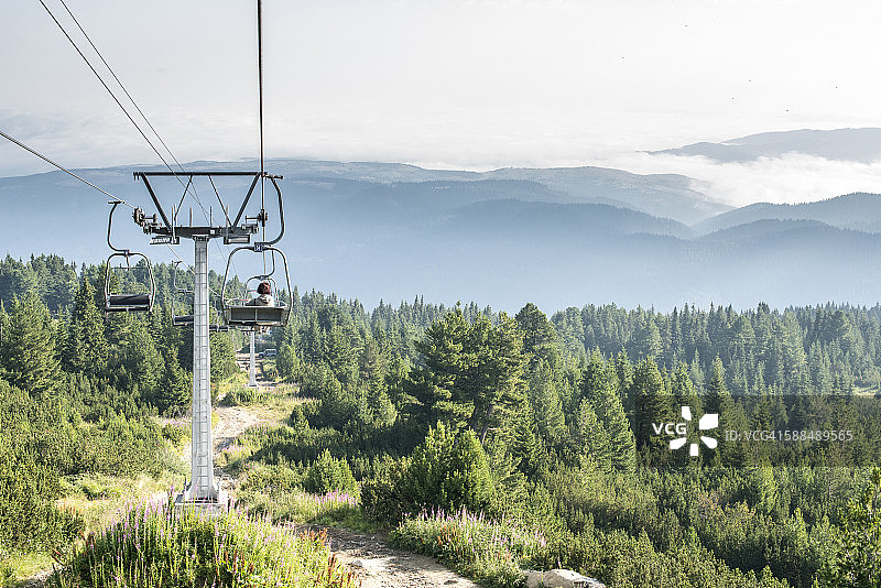 保加利亚里拉山脉，乘坐缆车的老年妇女图片素材