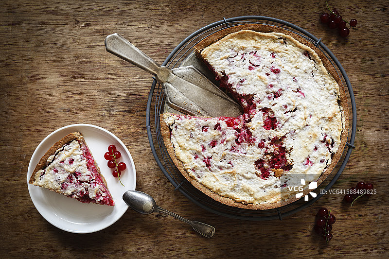 全麦葡萄干蛋糕配杏仁蛋白图片素材